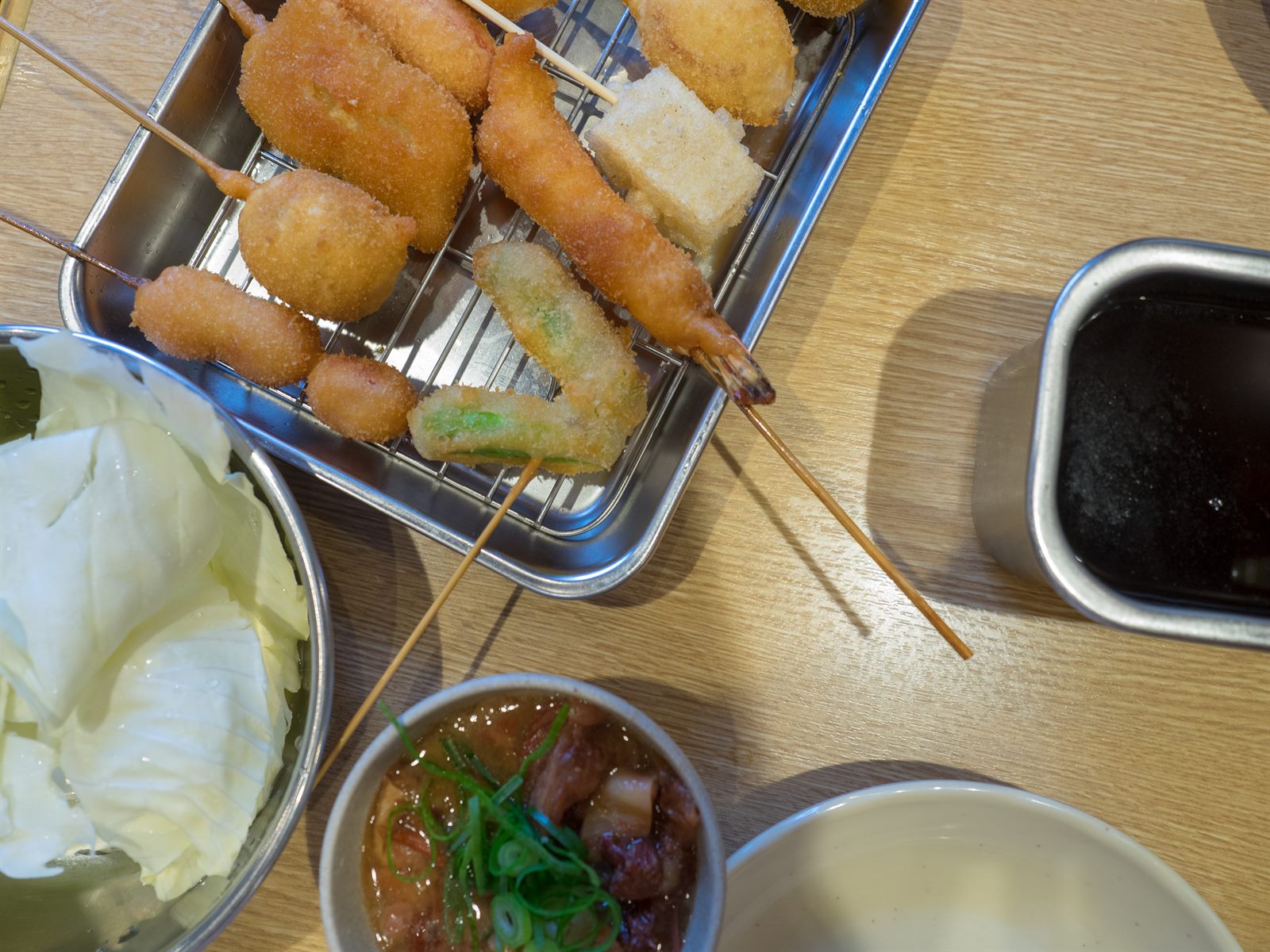 元祖串炸達摩 金黃酥脆炸串配新鮮高麗菜與特製串炸醬汁