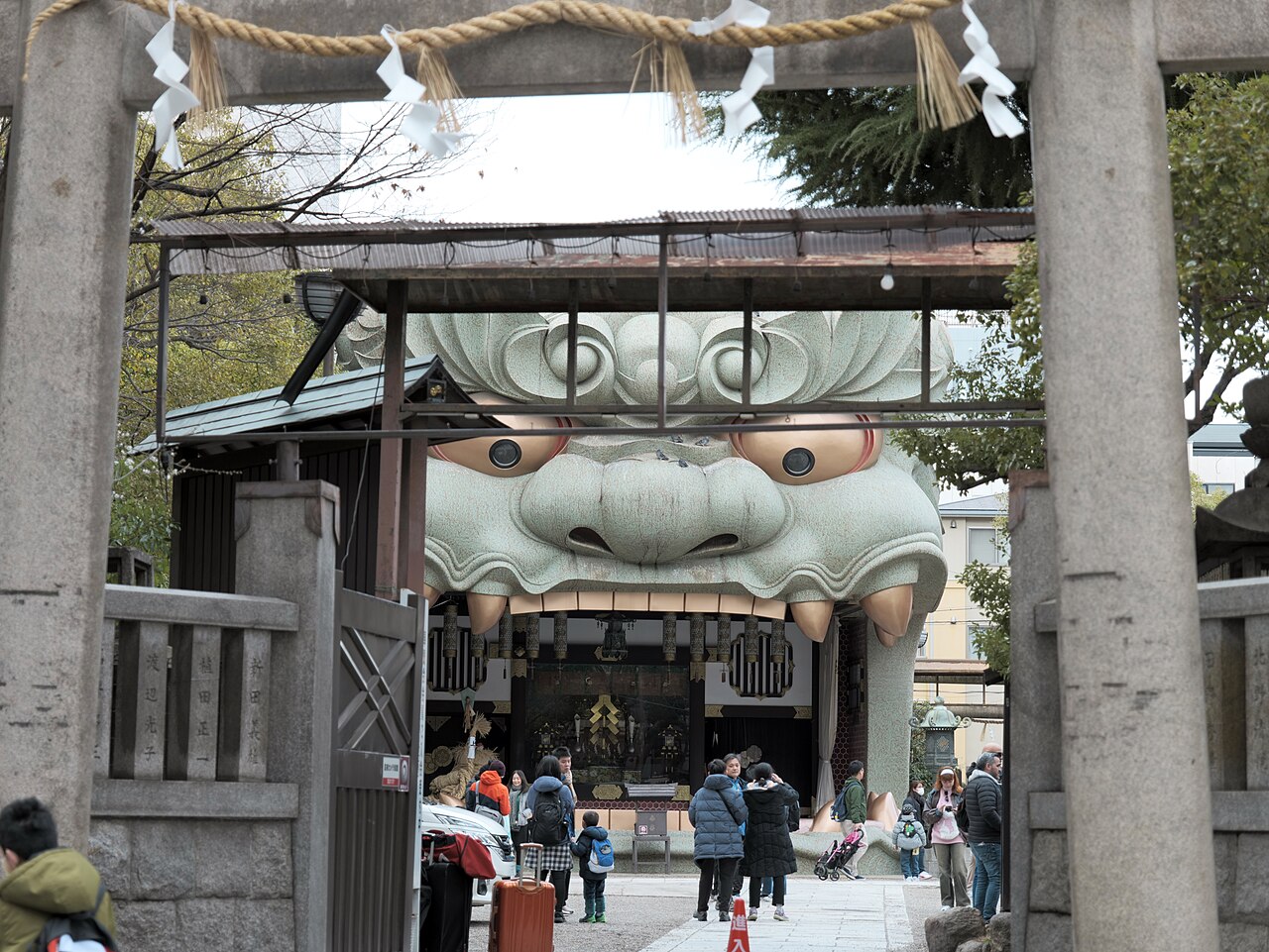 難波八阪神社巨型獅子殿