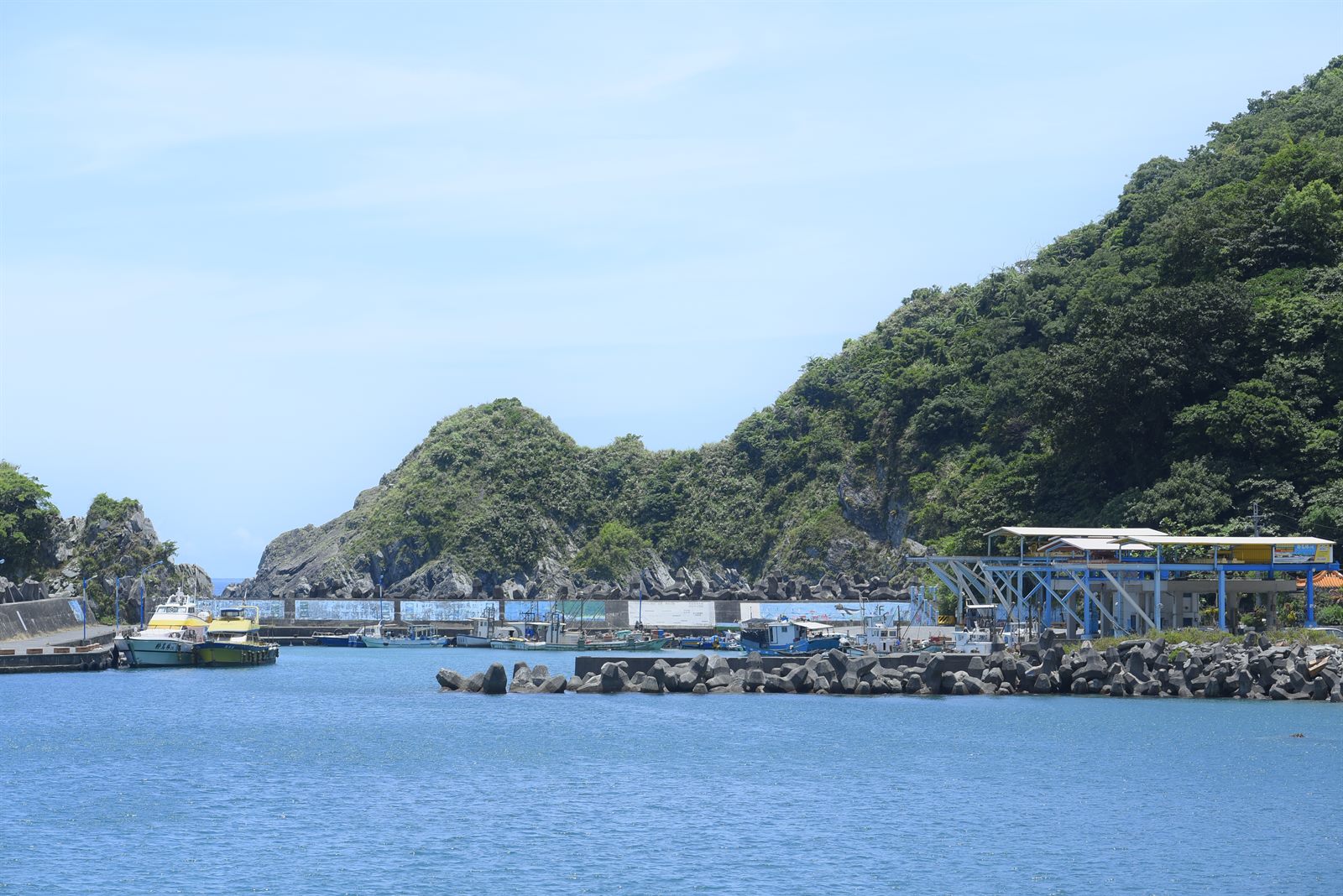 宜蘭蘇澳東澳粉鳥林漁港奇石與湛藍海水