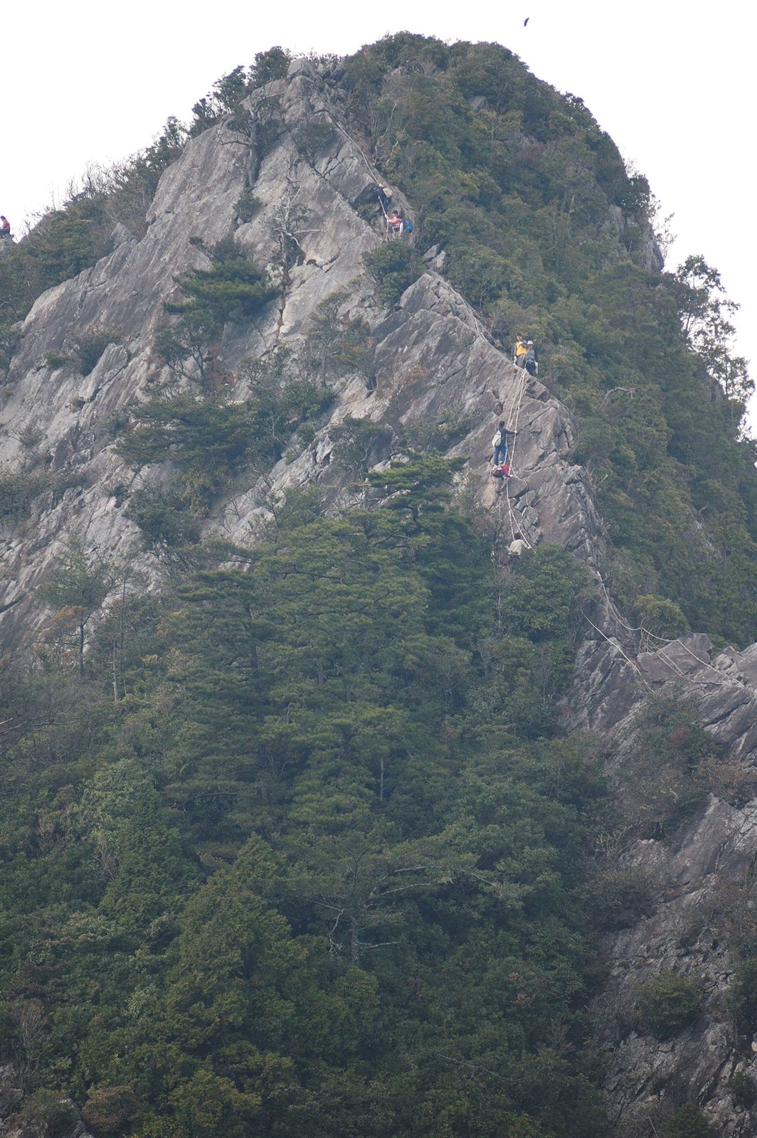台中和平鳶嘴山刀刃岩脊攀岩險境與高山景觀